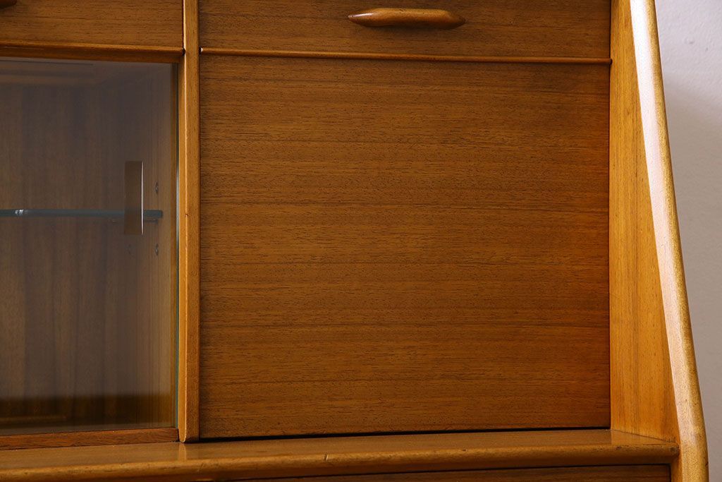 北欧スタイル家具　G-PLAN(ジープラン)　チーク材　機能性に優れたサイドボード(サイドキャビネット、リビングボード)