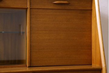 北欧スタイル家具　G-PLAN(ジープラン)　チーク材　機能性に優れたサイドボード(サイドキャビネット、リビングボード)