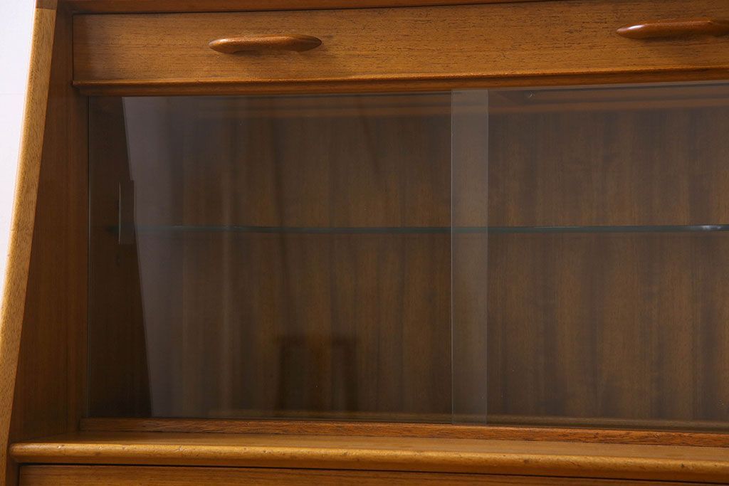 北欧スタイル家具　G-PLAN(ジープラン)　チーク材　機能性に優れたサイドボード(サイドキャビネット、リビングボード)