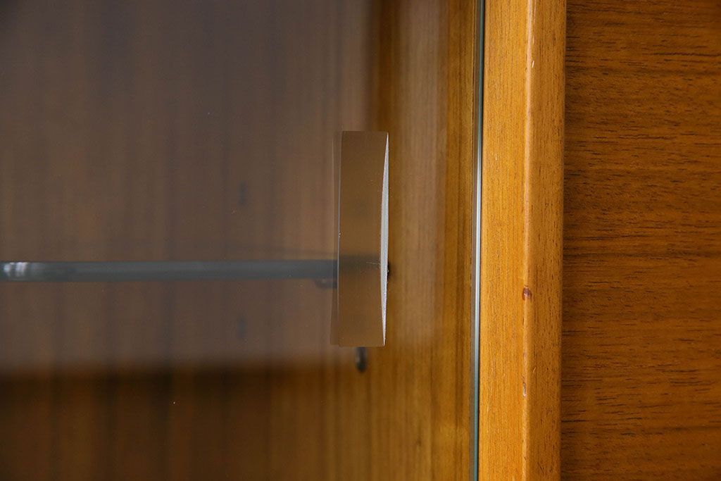 北欧スタイル家具　G-PLAN(ジープラン)　チーク材　機能性に優れたサイドボード(サイドキャビネット、リビングボード)