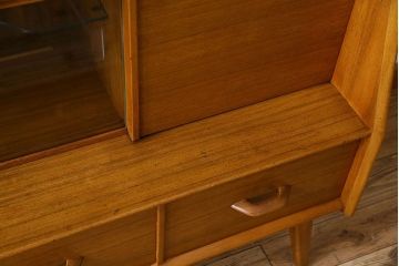 北欧スタイル家具　G-PLAN(ジープラン)　チーク材　機能性に優れたサイドボード(サイドキャビネット、リビングボード)