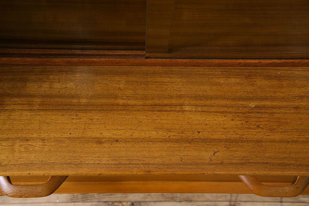 北欧スタイル家具　G-PLAN(ジープラン)　チーク材　機能性に優れたサイドボード(サイドキャビネット、リビングボード)