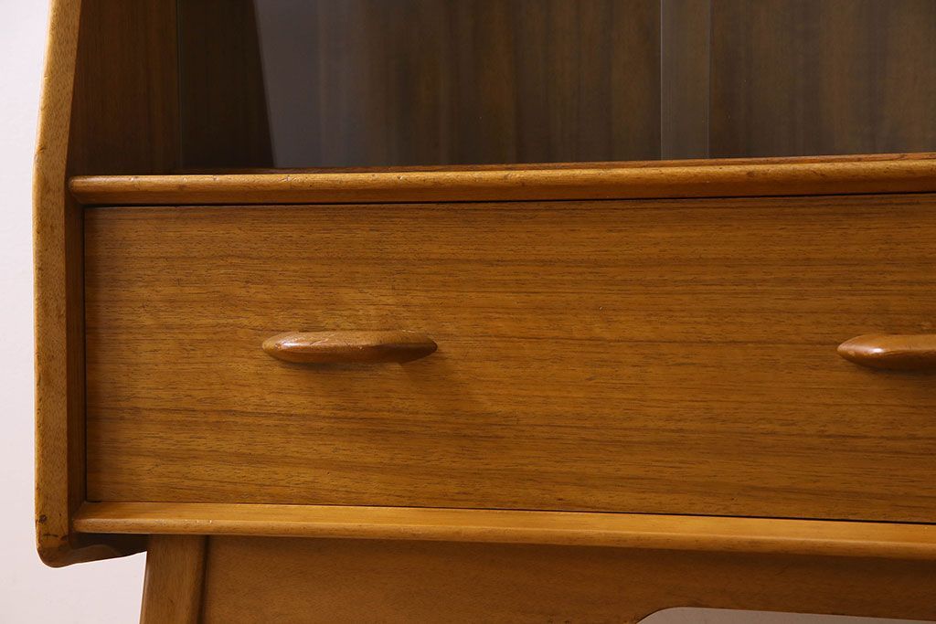 北欧スタイル家具　G-PLAN(ジープラン)　チーク材　機能性に優れたサイドボード(サイドキャビネット、リビングボード)