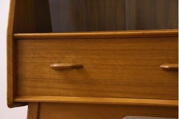 北欧スタイル家具　G-PLAN(ジープラン)　チーク材　機能性に優れたサイドボード(サイドキャビネット、リビングボード)