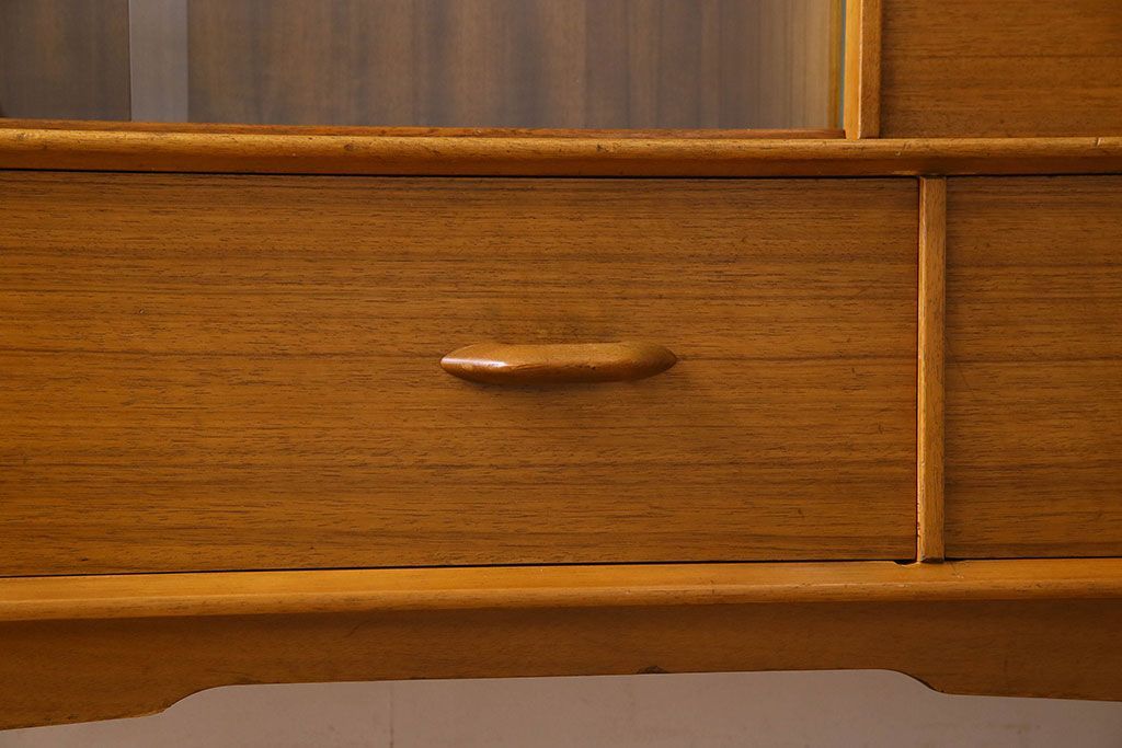 北欧スタイル家具　G-PLAN(ジープラン)　チーク材　機能性に優れたサイドボード(サイドキャビネット、リビングボード)