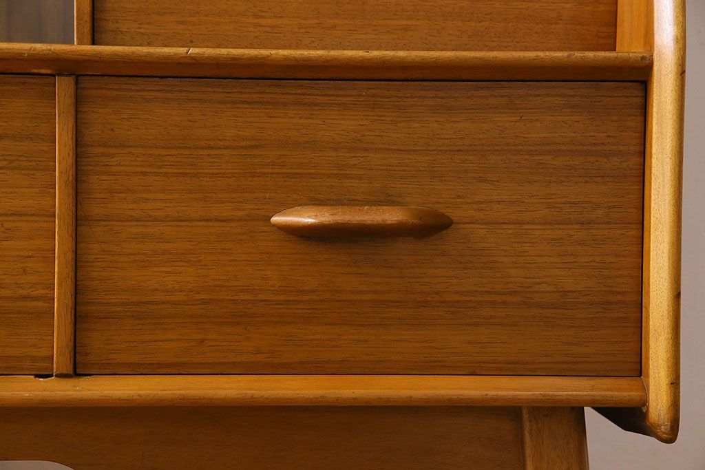 北欧スタイル家具　G-PLAN(ジープラン)　チーク材　機能性に優れたサイドボード(サイドキャビネット、リビングボード)