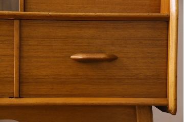 北欧スタイル家具　G-PLAN(ジープラン)　チーク材　機能性に優れたサイドボード(サイドキャビネット、リビングボード)