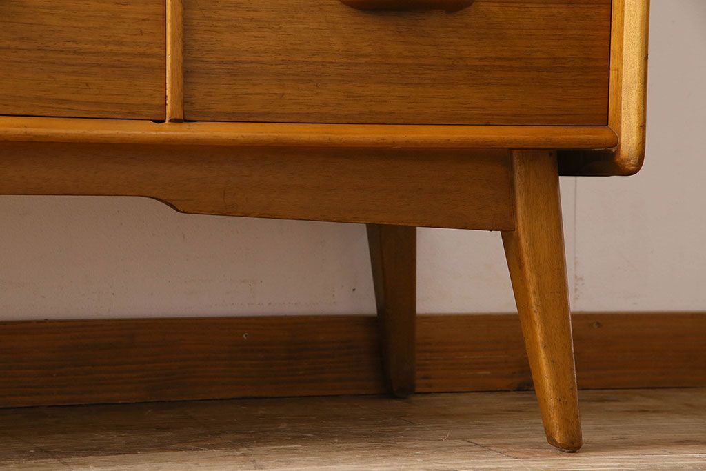 北欧スタイル家具　G-PLAN(ジープラン)　チーク材　機能性に優れたサイドボード(サイドキャビネット、リビングボード)