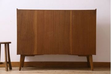 北欧スタイル家具　G-PLAN(ジープラン)　チーク材　機能性に優れたサイドボード(サイドキャビネット、リビングボード)