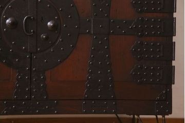 アンティーク家具　明治期!迫力のある鉄脚付き時代箪笥ローボード