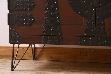 アンティーク家具　明治期!迫力のある鉄脚付き時代箪笥ローボード