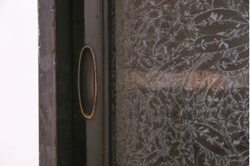 アンティーク家具　古民具・骨董　明治期　六尺　台輪付き!結霜ガラス引き戸の大川箪笥サイドボード(水屋箪笥)(2)