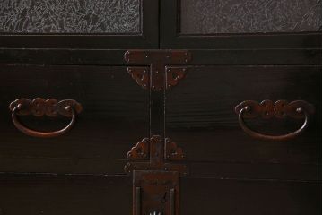 アンティーク家具　古民具・骨董　明治期　六尺　台輪付き!結霜ガラス引き戸の大川箪笥サイドボード(水屋箪笥)(2)