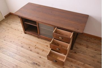 アンティーク家具　珍しい両面使い仕様!モールガラス引き戸のアンティーク作業台