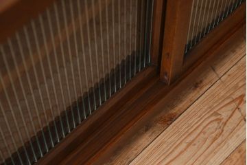 アンティーク家具　珍しい両面使い仕様!モールガラス引き戸のアンティーク作業台