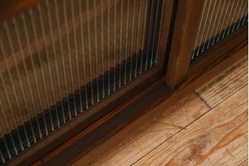 アンティーク家具　珍しい両面使い仕様!モールガラス引き戸のアンティーク作業台