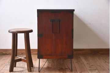 アンティーク家具　和製アンティーク　シンプルなデザインの鉄脚箪笥ローボード(ローチェスト)