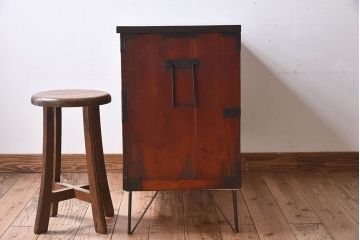 アンティーク家具　和製アンティーク　シンプルなデザインの鉄脚箪笥ローボード(ローチェスト)