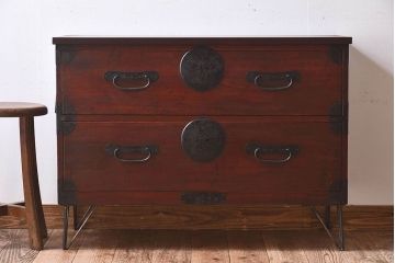 アンティーク家具　和製アンティーク　シンプルなデザインの鉄脚箪笥ローボード(ローチェスト)