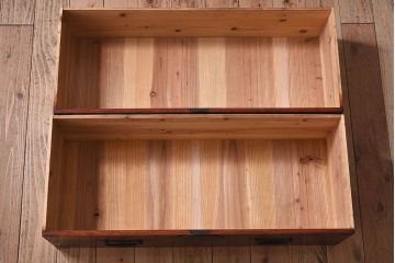 アンティーク家具　和製アンティーク　シンプルなデザインの鉄脚箪笥ローボード(ローチェスト)