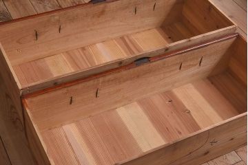 アンティーク家具　和製アンティーク　シンプルなデザインの鉄脚箪笥ローボード(ローチェスト)