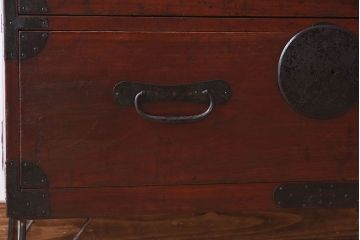 アンティーク家具　和製アンティーク　シンプルなデザインの鉄脚箪笥ローボード(ローチェスト)