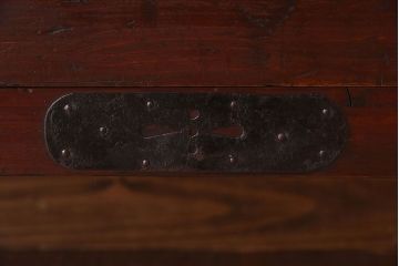 アンティーク家具　和製アンティーク　シンプルなデザインの鉄脚箪笥ローボード(ローチェスト)