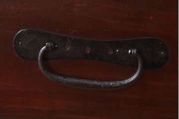 アンティーク家具　和製アンティーク　シンプルなデザインの鉄脚箪笥ローボード(ローチェスト)