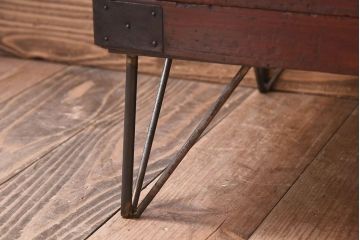 アンティーク家具　和製アンティーク　シンプルなデザインの鉄脚箪笥ローボード(ローチェスト)