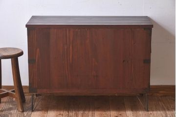 アンティーク家具　和製アンティーク　シンプルなデザインの鉄脚箪笥ローボード(ローチェスト)