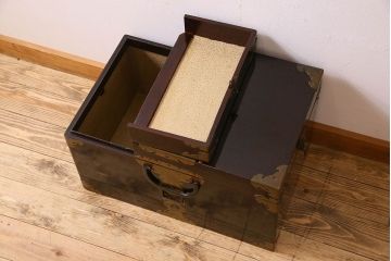 アンティーク雑貨　古民具・骨董　漆塗り　真鍮金具が上品なアンティーク挟み箱(時代箱、収納箱)