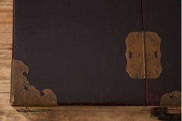アンティーク雑貨　古民具・骨董　漆塗り　真鍮金具が上品なアンティーク挟み箱(時代箱、収納箱)
