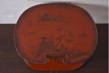 アンティーク雑貨　古民具・骨董　赤の色合いと美しい絵柄が印象的な飾り棚(小棚、丸卓?)