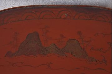 アンティーク雑貨　古民具・骨董　赤の色合いと美しい絵柄が印象的な飾り棚(小棚、丸卓?)