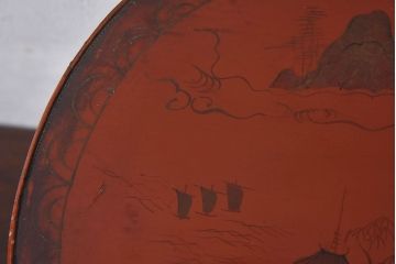 アンティーク雑貨　古民具・骨董　赤の色合いと美しい絵柄が印象的な飾り棚(小棚、丸卓?)