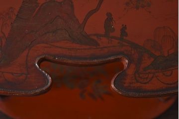 アンティーク雑貨　古民具・骨董　赤の色合いと美しい絵柄が印象的な飾り棚(小棚、丸卓?)