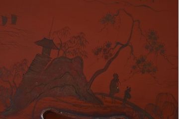 アンティーク雑貨　古民具・骨董　赤の色合いと美しい絵柄が印象的な飾り棚(小棚、丸卓?)