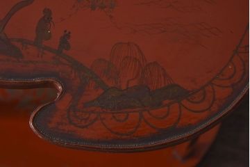 アンティーク雑貨　古民具・骨董　赤の色合いと美しい絵柄が印象的な飾り棚(小棚、丸卓?)