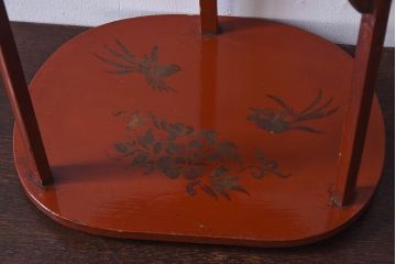 アンティーク雑貨　古民具・骨董　赤の色合いと美しい絵柄が印象的な飾り棚(小棚、丸卓?)