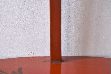 アンティーク雑貨　古民具・骨董　赤の色合いと美しい絵柄が印象的な飾り棚(小棚、丸卓?)