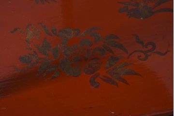 アンティーク雑貨　古民具・骨董　赤の色合いと美しい絵柄が印象的な飾り棚(小棚、丸卓?)