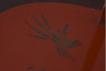 アンティーク雑貨　古民具・骨董　赤の色合いと美しい絵柄が印象的な飾り棚(小棚、丸卓?)