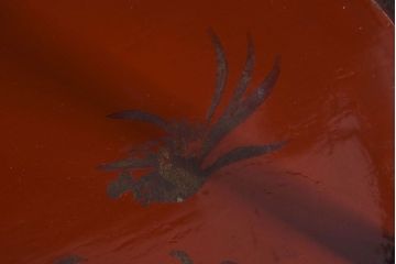 アンティーク雑貨　古民具・骨董　赤の色合いと美しい絵柄が印象的な飾り棚(小棚、丸卓?)