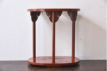 アンティーク雑貨　古民具・骨董　赤の色合いと美しい絵柄が印象的な飾り棚(小棚、丸卓?)