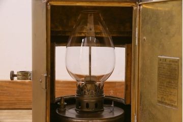 アンティーク雑貨　真鍮製　使い込まれた質感がおしゃれなランプ(船ランプ、船尾燈、照明)