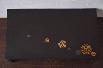 アンティーク雑貨　【H様ご成約済み・ご決済用】古民具・骨董　漆塗　渦巻きの蒔絵が素敵な花台(飾り台)