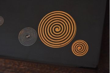 アンティーク雑貨　【H様ご成約済み・ご決済用】古民具・骨董　漆塗　渦巻きの蒔絵が素敵な花台(飾り台)