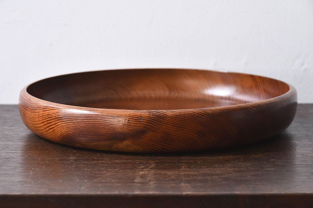 アンティーク雑貨　古民具・骨董　漆塗り　カラマツの木目が魅力的なくりぬき盆(トレー)