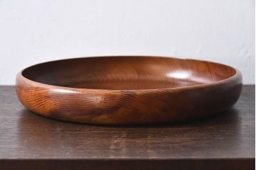 アンティーク雑貨　古民具・骨董　漆塗り　カラマツの木目が魅力的なくりぬき盆(トレー)