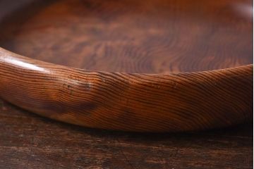 アンティーク雑貨　古民具・骨董　漆塗り　カラマツの木目が魅力的なくりぬき盆(トレー)